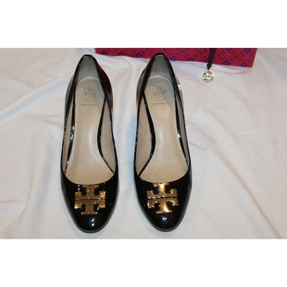 TORY BURCH Raleigh Black Patent Leather Gold Logo Pumps NEW SZ 7 USED